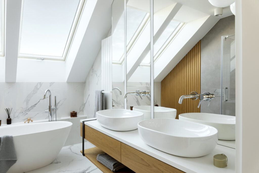 Elegante diseño de interiores de baño con paneles de mármol.